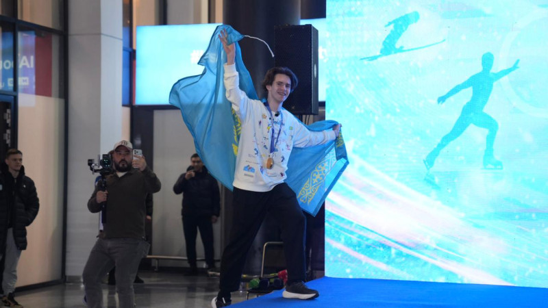 Михаил Шайдоров вернулся в Казахстан: триумфальный прием Олимпийского чемпиона по фигурному катанию в аэропорту Астаны