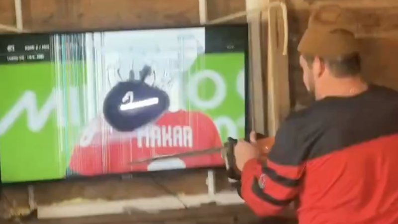 Эмоции фаната после матча США - Канада: распилил телевизор после сенсационной победы сборной США в финале олимпийского хоккейного турнира