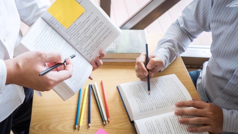 Депутат выразил обеспокоенность по поводу слабой подготовки школьников к ЕНТ, подчеркивая, что родители все чаще прибегают к услугам репетиторов, чтобы обеспечить успешную сдачу экзамена.