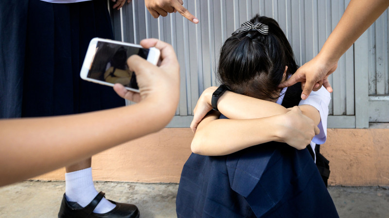 Полиция Алматы прекратила уголовное дело, открытое по факту травли школьницы, которая попала в реанимацию. Дело было инициировано бизнесменом Канатом Амиркиным в связи с состоянием его дочери, жертвой травли, однако по итогам расследования было принято ре