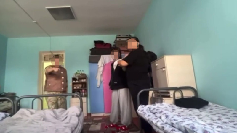 В южном Казахстане разразился скандал после появления видеозаписи, на которой студентки многопрофильного индустриально-технического колледжа демонстрируют, как их заставляют убирать мужские комнаты и туалеты. Этот инцидент вызвал живую реакцию в социальны