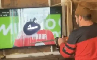 Эмоции фаната после матча США - Канада: распилил телевизор после сенсационной победы сборной США в финале олимпийского хоккейного турнира