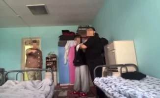 В южном Казахстане разразился скандал после появления видеозаписи, на которой студентки многопрофильного индустриально-технического колледжа демонстрируют, как их заставляют убирать мужские комнаты и туалеты. Этот инцидент вызвал живую реакцию в социальны