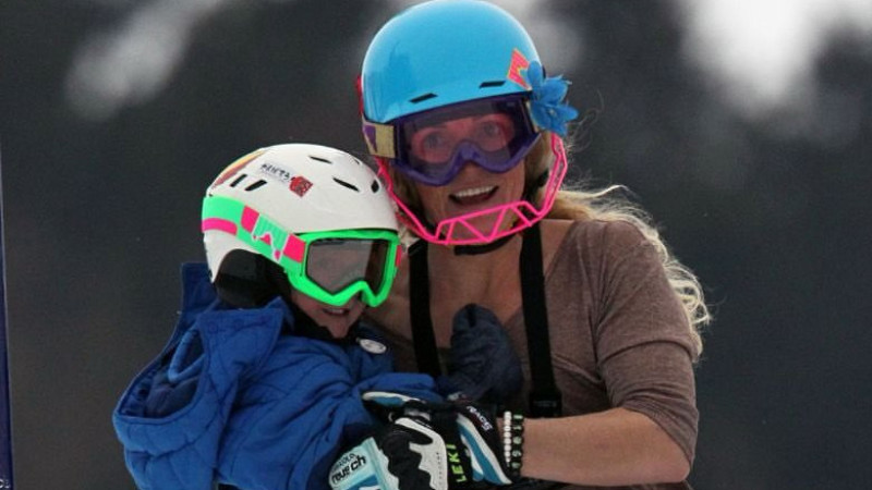 Историческое событие: Мать и сын на Олимпиаде, горнолыжница Сара Шлепер от Мексики в зимних играх