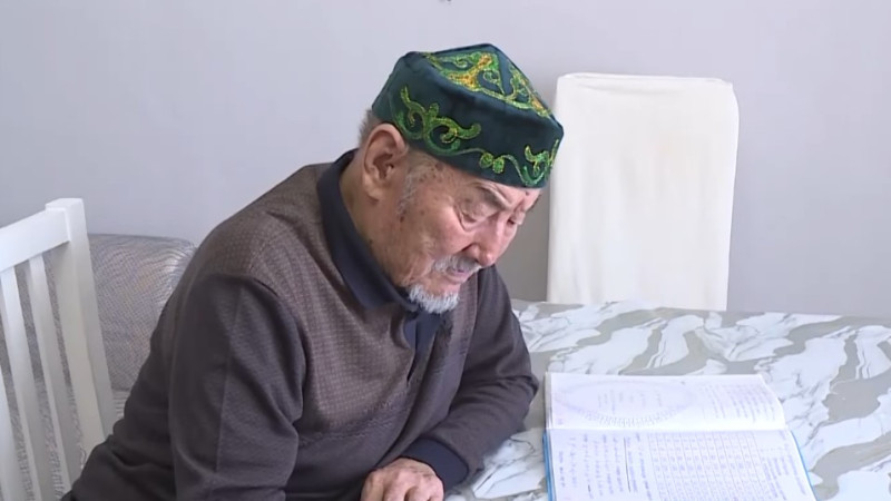 85-летний Ермекбай Жолдыбеков из Караганды решает сложнейшие математические задачи без специального образования