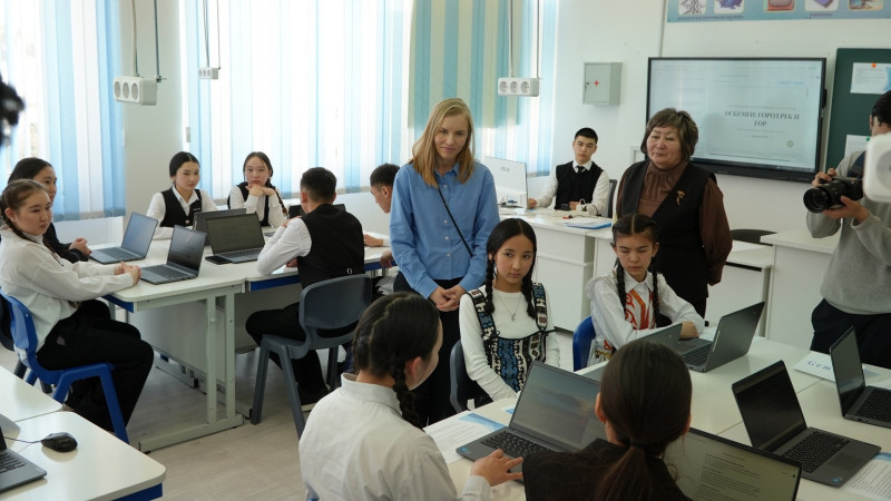 Школа в селе Урыль в Катон-Карагайском районе Восточно-Казахстанской области стала первой учебной институцией в Казахстане, которая официально получила статус референс-школы Google. Это событие подчеркивает значимость интеграции технологий в образование и