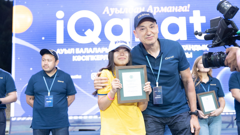 Поддержка и вдохновение: Казахстанская предпринимательница осуществила мечту девочки из аула, предоставив ей возможность расти и развиваться. Каждую весну 10 тысяч сельских школьников отправляются в областные центры, чтобы участвовать во II туре, открывая
