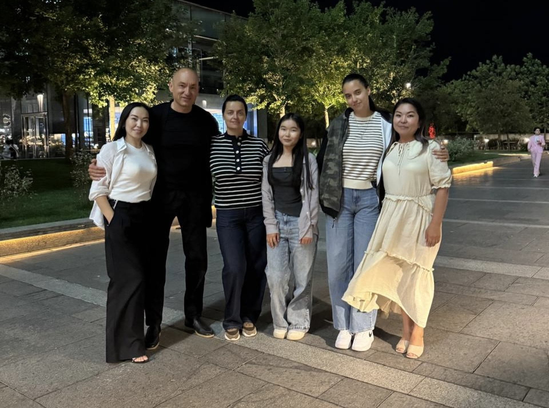 Андрей Захаров с женой и дочерью, а также Нурсаида, ее мама и тетя.