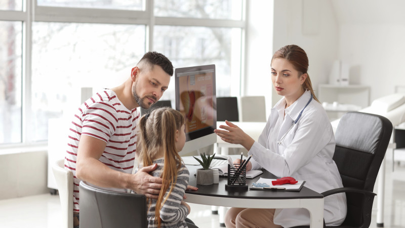 Министр здравоохранения прокомментировал информацию о закрытии педиатрических участков, подчеркивая важность доступности медицинской помощи для детей.