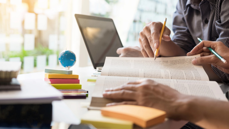 Президент Касым-Жомарт Токаев провел встречу с научной общественностью в КазНУ имени аль-Фараби для обсуждения пересмотра стоимости государственных грантов для зарубежных вузов.