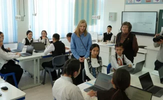 Школа в селе Урыль в Катон-Карагайском районе Восточно-Казахстанской области стала первой учебной институцией в Казахстане, которая официально получила статус референс-школы Google. Это событие подчеркивает значимость интеграции технологий в образование и