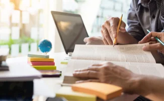 Президент Касым-Жомарт Токаев провел встречу с научной общественностью в КазНУ имени аль-Фараби для обсуждения пересмотра стоимости государственных грантов для зарубежных вузов.