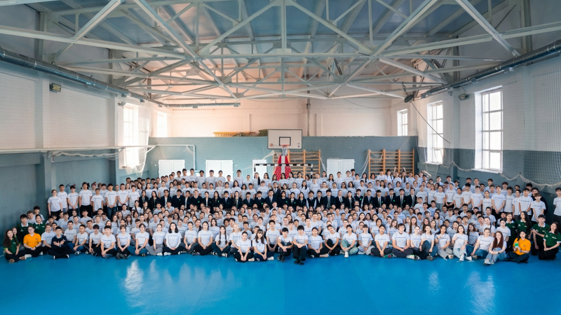 Школьник из аула стал героем, добившись 22 грантов для своих сверстников и объединив 10 тысяч сельских восьмиклассников на II туре олимпиады IQanat, который определил финалистов для летнего сезона.