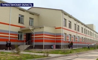В Туркестанской области разваливается школа, построенная три года назад в поселке Рабат