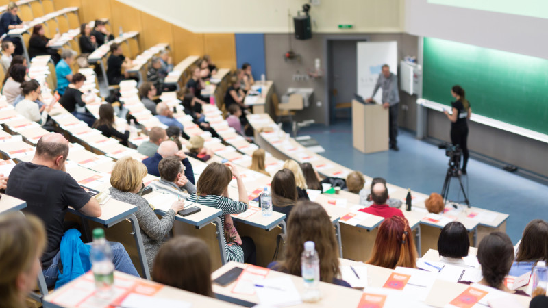 Министр науки и высшего образования Казахстана Саясат Нурбек дал комментарий по поводу мнения о том, что диплом в стране не даёт заметных преимуществ. В своём ответе он отметил актуальность диплома для молодёжи, подчеркнув, что образование остаётся важным